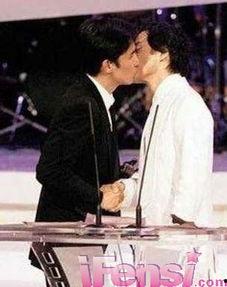 记者亲吻明星,明星瞬间成为焦点