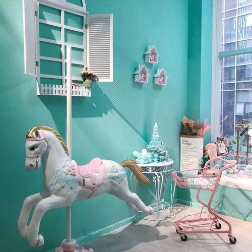 网红店白色配红色好看吗,白色与红色碰撞，美得让人心动