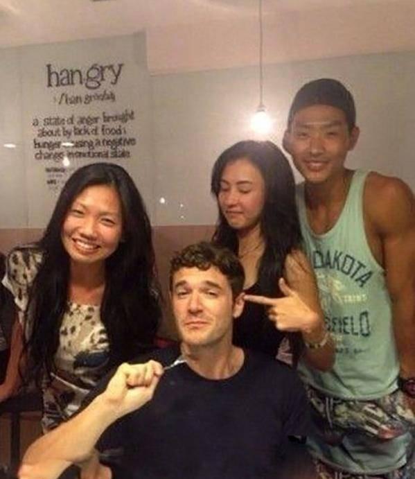 中国明星被老外玩图片,网络舆论风波再起