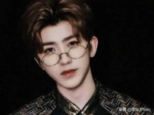 男明星戴丝巾,男明星演绎时尚新风尚