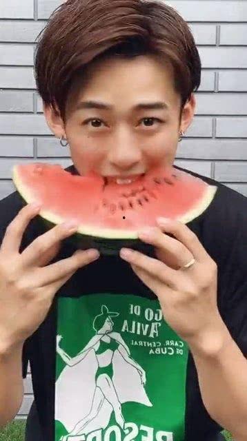 吃瓜网红桂哥是谁呀,他是谁？背后的故事与影响力